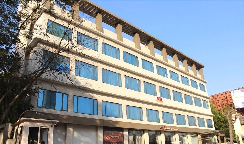 Hotel Riverview Ahmedabad Buitenkant foto