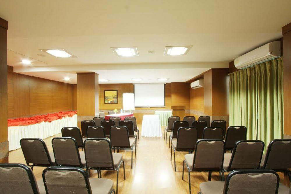 Hotel Riverview Ahmedabad Buitenkant foto